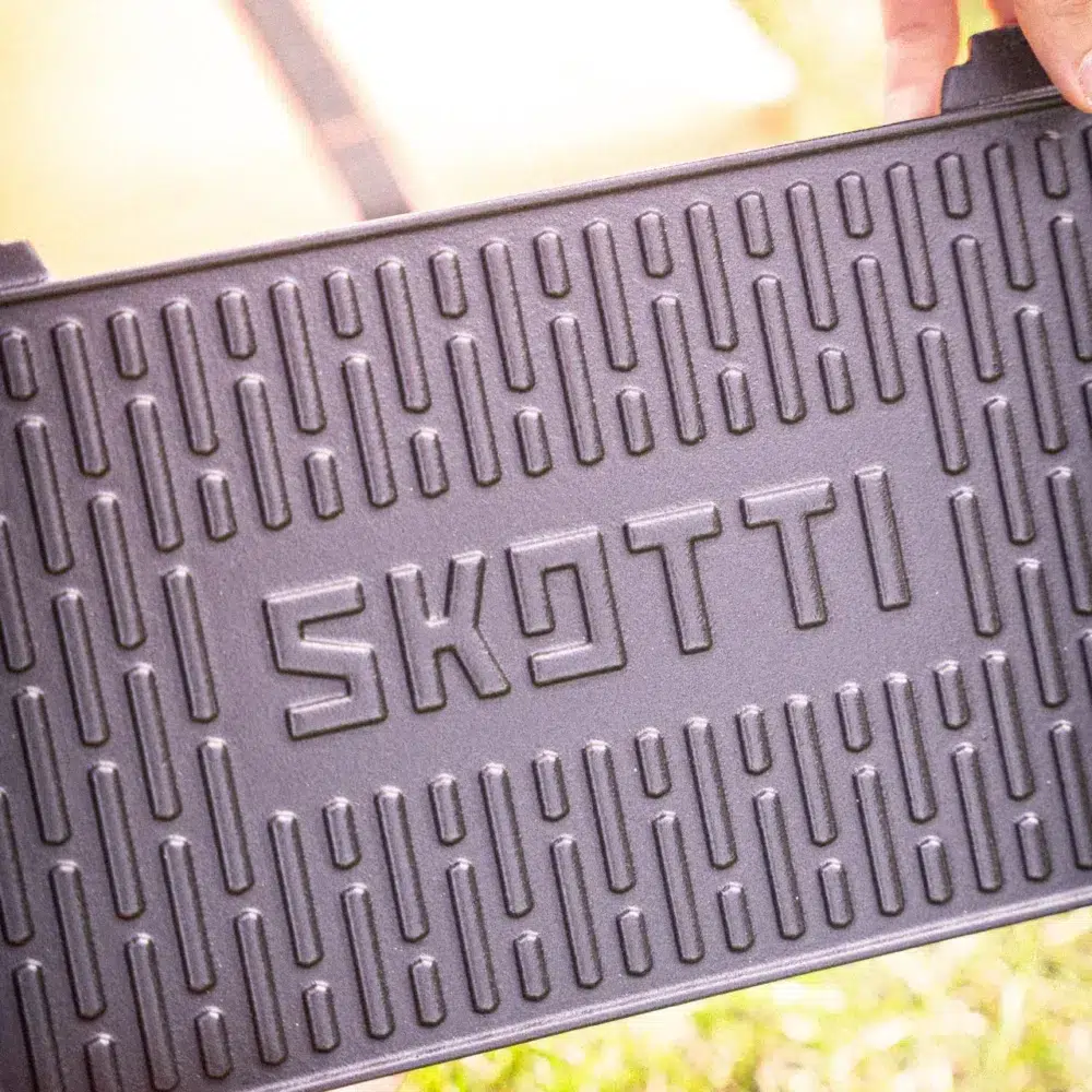 dsc00390.webp SKOTTI Kast | Plancha de hierro fundido reversible